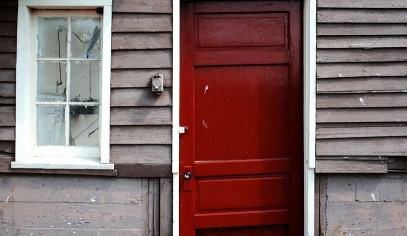 Fotografie červených dveří