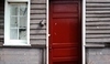 Fotografie červených dveří
