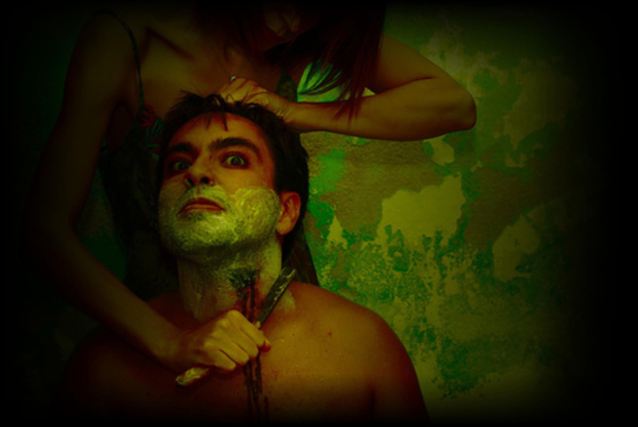 Nejznámější černé vdovy Fotografie zachycující ženu, která holí mužskou tvář