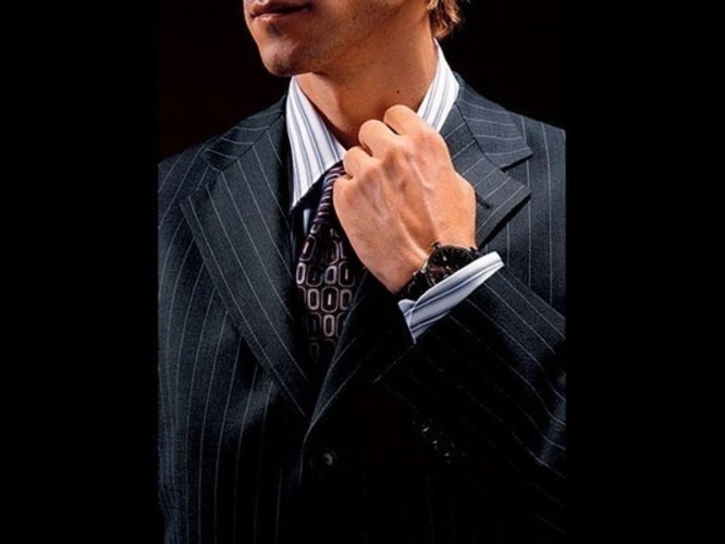 Fotografie zachycující muže v obleku