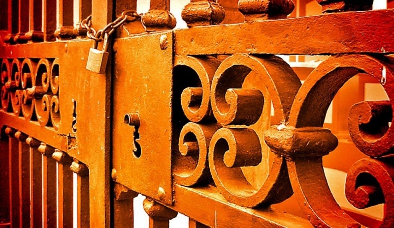 Snímek masivní brány je spíše historickou vzpomínkou.