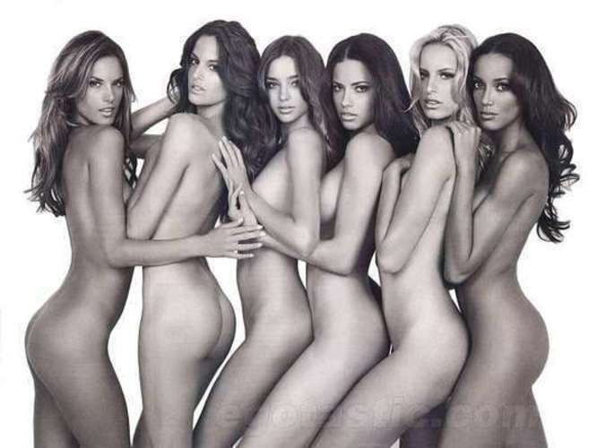 Černobílá fotografie modelek, které pózují společně nahé