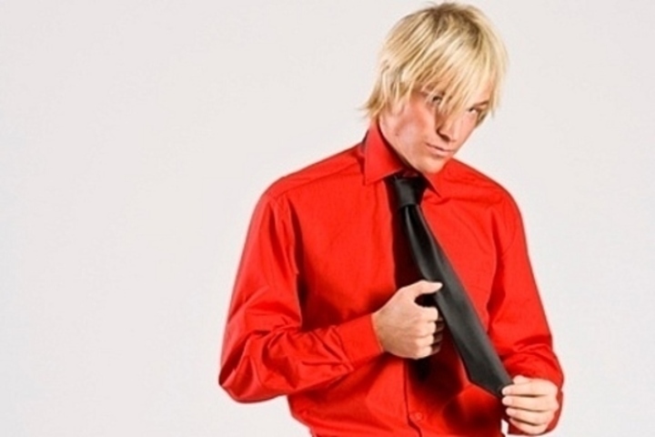 Jak se jim zalíbit? Fotografie muže v červené košili a s černou kravatou