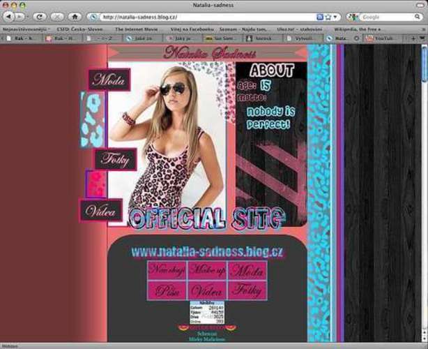 Fotografie zachycující ženu při moderování