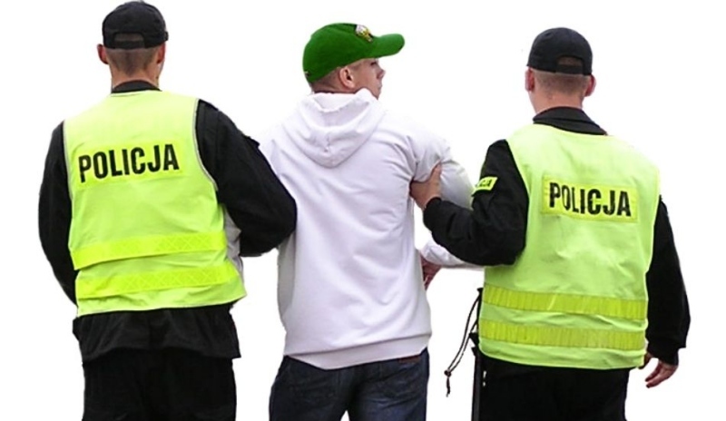 Fotografie dvou policistů odvádějících muže