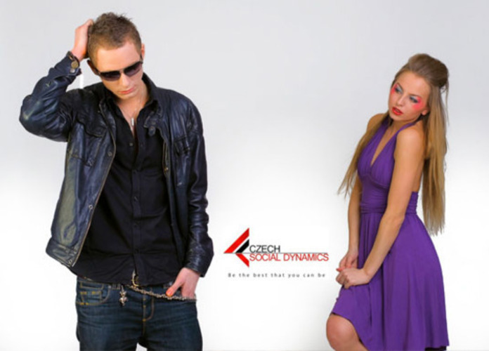 Fotografie páru, který předvádí módu