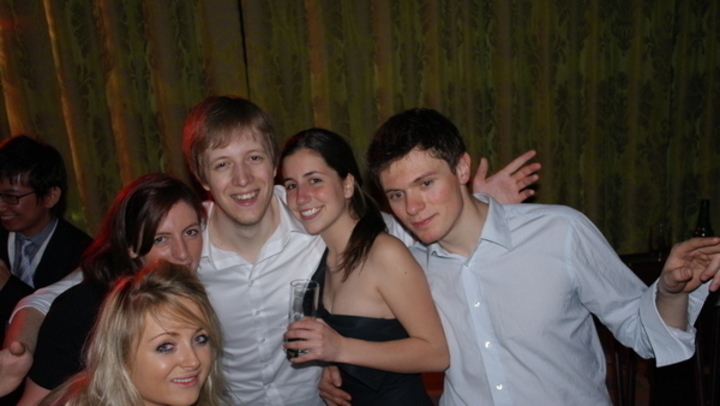 Fotografie zachycující mládež jak se baví