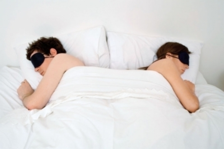 Fotografie zachycující spící pár v posteli