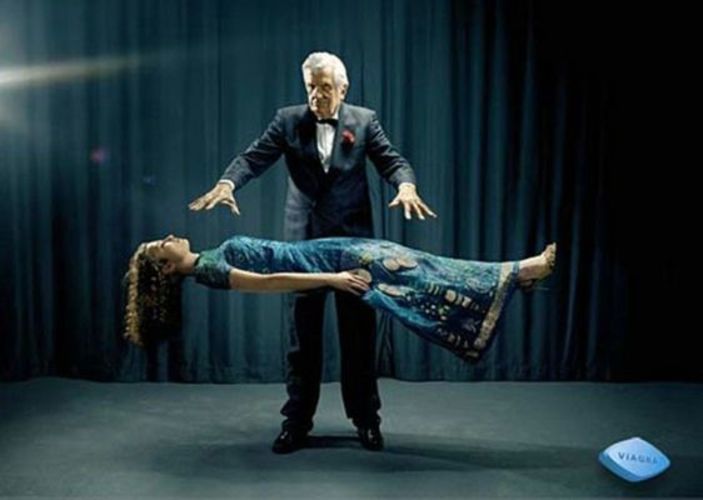 Fotografie kouzelníka při svém vystoupení