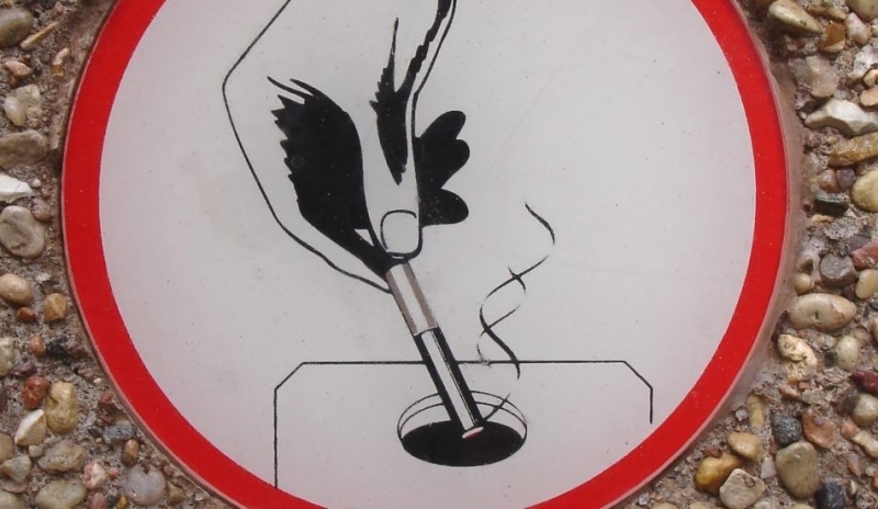 Fotografie zobrazující bezpečnostní tabulku „Zákaz kouření"