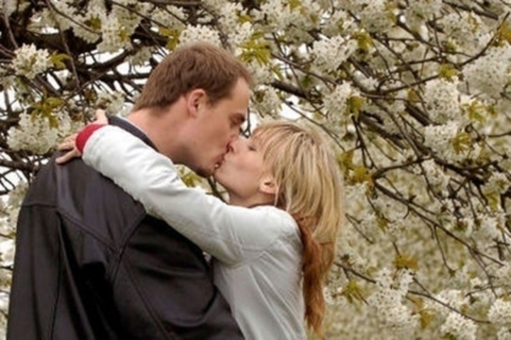 Komplimenty pod třešní Fotografie zachycující polibek pod rozkvetlými stromy