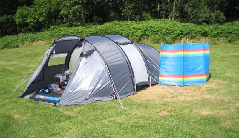 Snímek zobrazující tunelový stan.