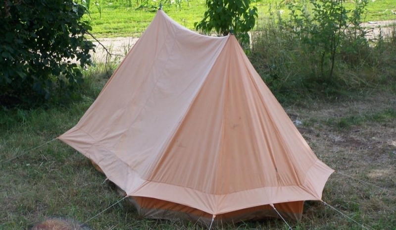 Snímek stanu ve tvaru áčka