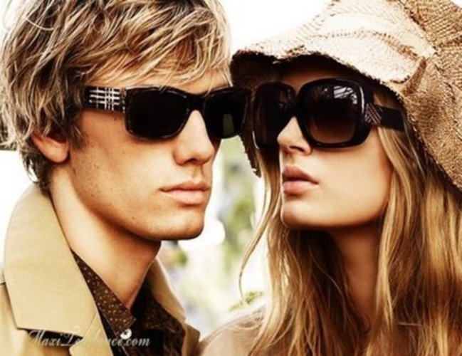 Snímek zachycující dvojici se slunečními brýlemi