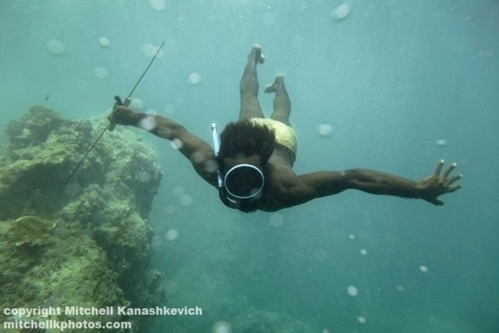 Muž potápějící se v moři