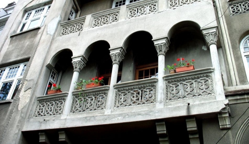 Snímek zobrazuje  byt s velkým balkonem...