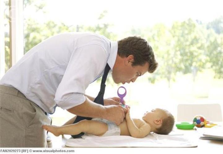 Jací jsou Češi otcové? Fotografie zachycující muže jak přebaluje své dítě