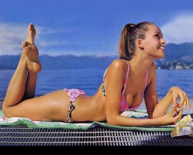 Petra Němcová – česká kůstka v Americe Fotografie ženy, která se opaluje na břiše