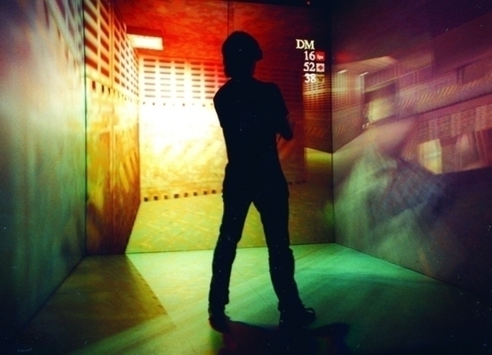 Realita v 2.0 Fotografie zachycující muže v barevných světlech