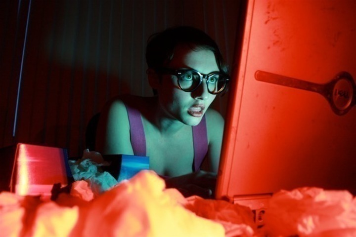 Fotografie ženy sledující v brýlích film