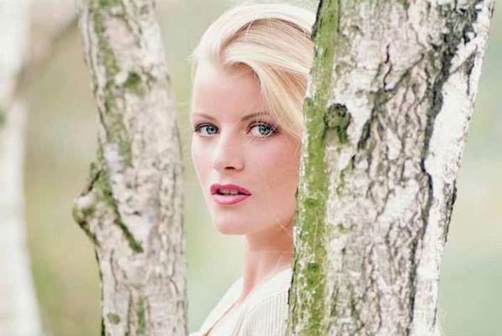 Lea de Mae – anděl v pornoprůmyslu Fotografie ženy při focení v přírodě mezi stromy