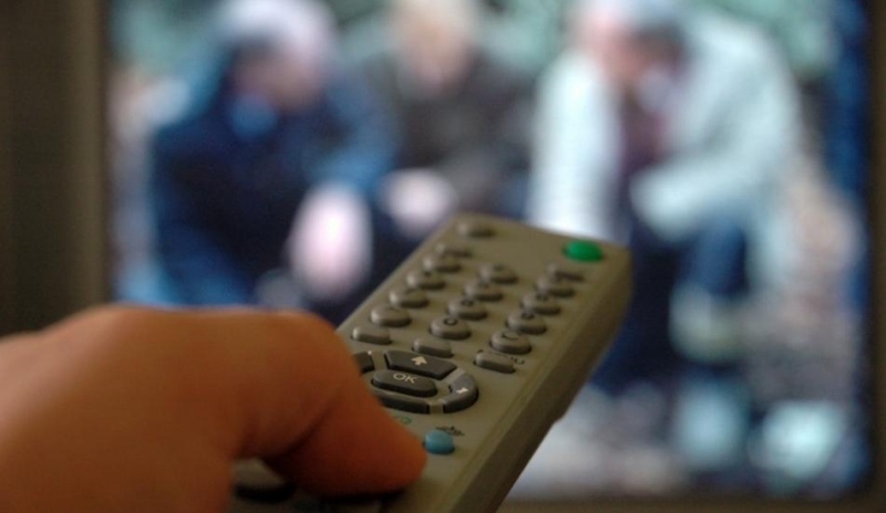 Snímek ovladače na televizi