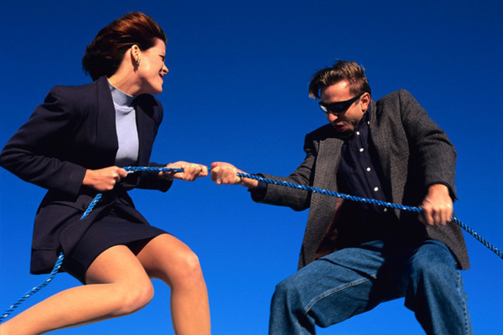 Fotografie páru, který se přetahuje o lano