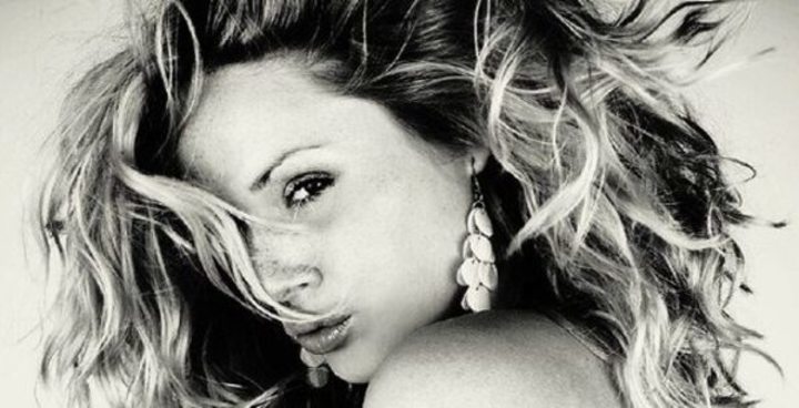 Nová sexy rosnička – Nikol Moravcová Černobílá fotografie ženy s rozpuštěnými vlasy