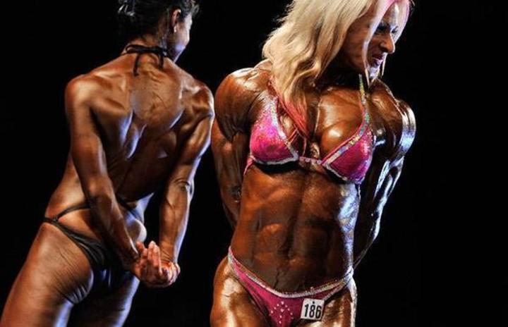 Když to holky ve fitku přeženou Fotografie žen při soutěži Fitness Bikini