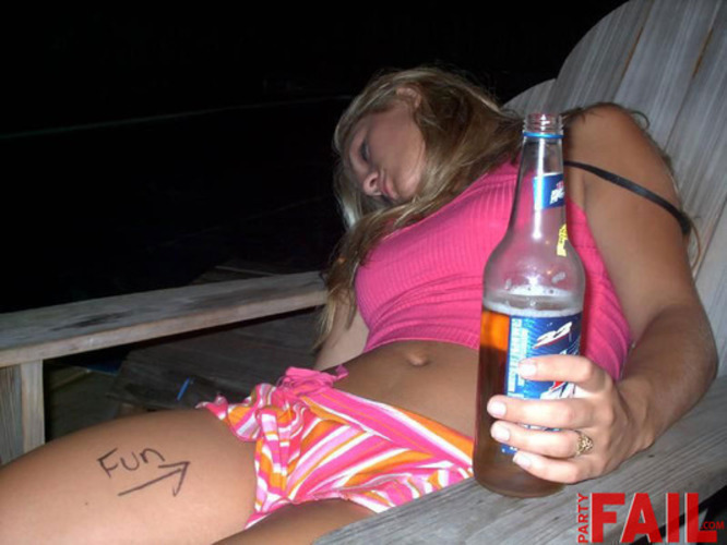 Fotografie zachycující opilou ženu ležící na lehátku v růžovém oblečení a s pivem v ruce