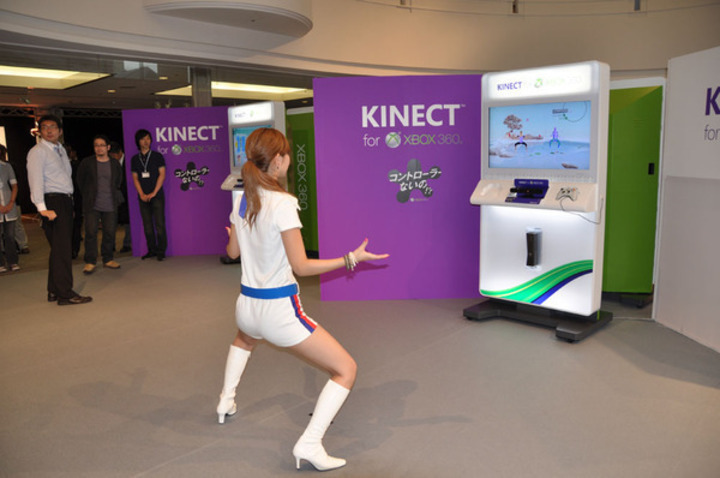 Zacvičte si při hraní her Fotografie ženy na veletrhu hrající Xbox