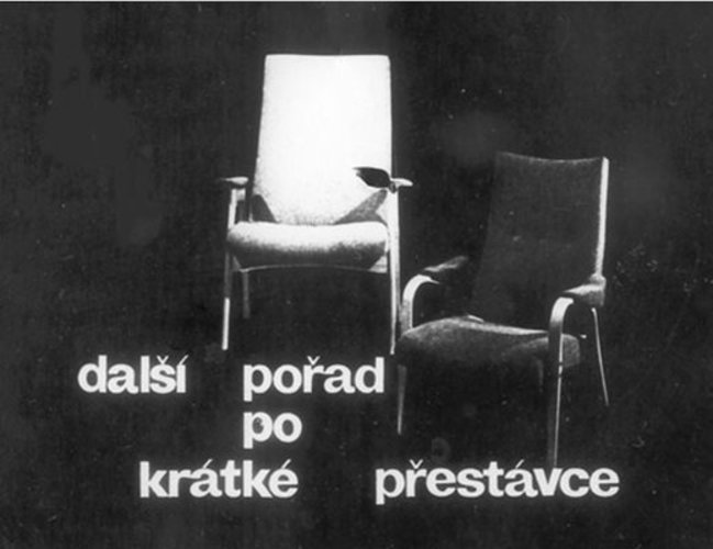 Černobílá fotografie křesel