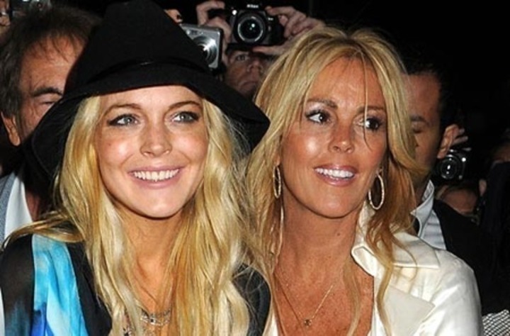 Sexy matky, sexy dcery Americká herečka Lindsey Lohan na fotografii s přítelkyní