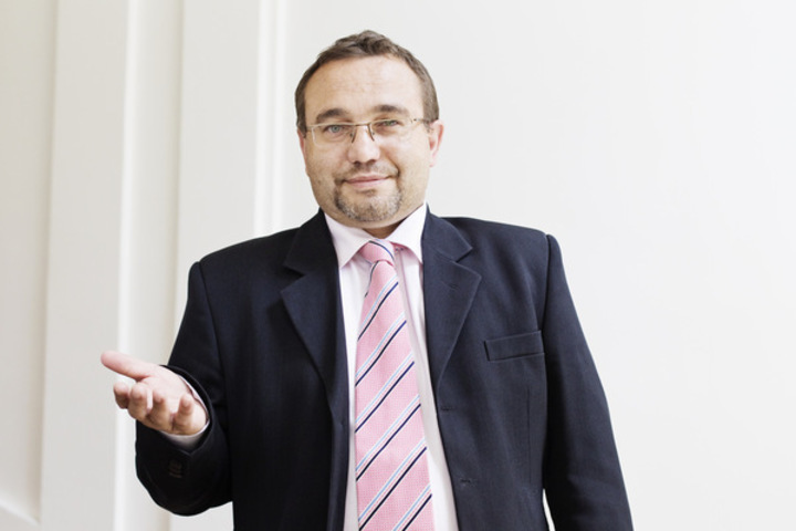 Vhodná péče pro váš oblek Fotografie muže v obleku se zdviženou rukou