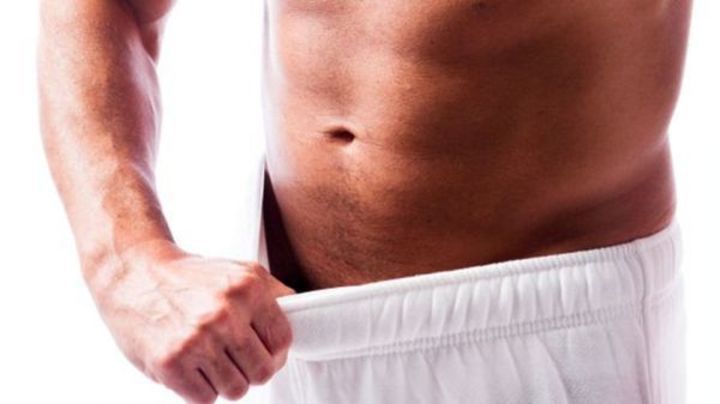 Holení intimních partií - vyzkoušejte to i vy! Fotografie muže v bílých trenýrkách