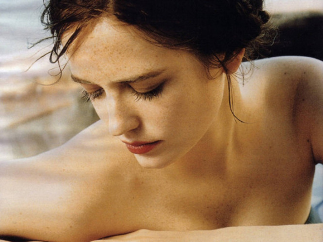 Eva Green a její neslušná krása Fotografie ženy při masáži zad