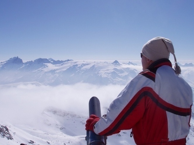 Fotografie lyžaře na vrcholku hor
