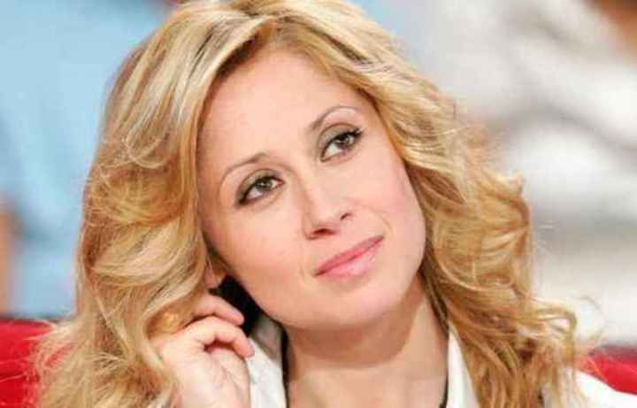 Éterická Lara Fabian brzy u nás!! Fotografie blond ženy, která se chytá za ucho
