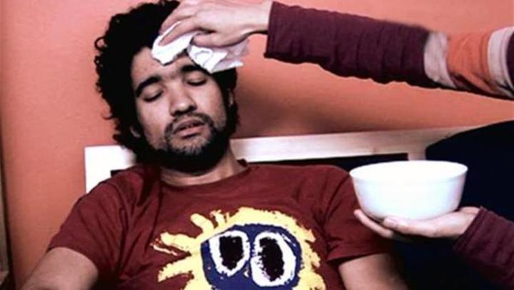 Fotografie muže, kterému jsou podávány obklady na čelo