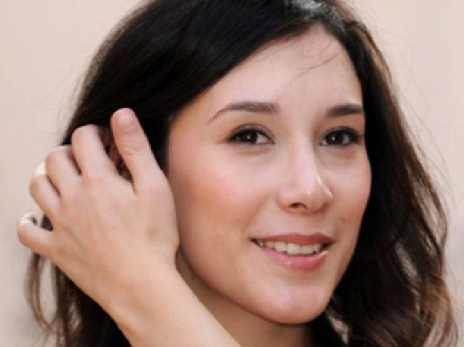 Sibel Kekilli – z porna do poroty festivalu Fotografie ženy, která si hraje s vlasy