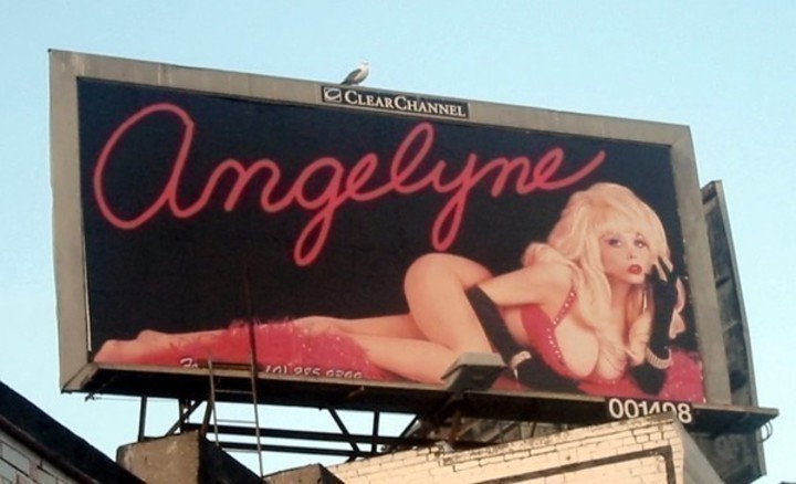 Strašidlo Holywoodu Angelyne Angelyne v sexy prádle na billboardu