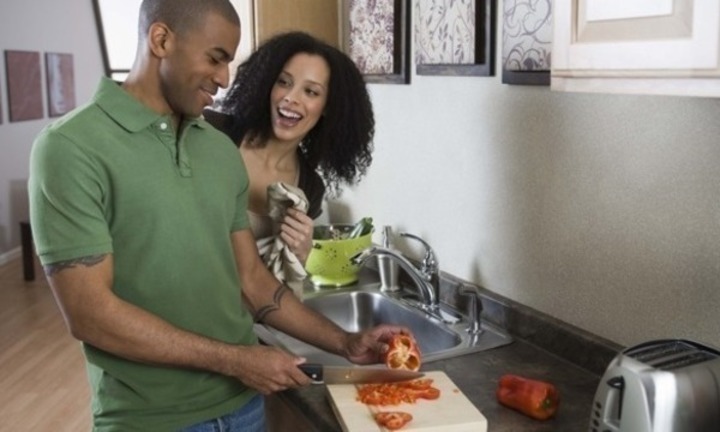 Jste pod pantoflem? Zamilovaná dvojice trávicí volný čas v kuchyni vařením