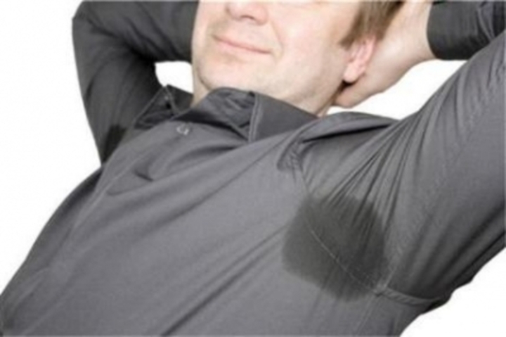 Chcete se ženám líbit? Tohle rozhodně nenoste! Snímek zachycující potícího se muže