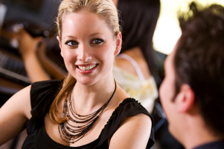 Záběr na ženu, která je na schůzce s mužem