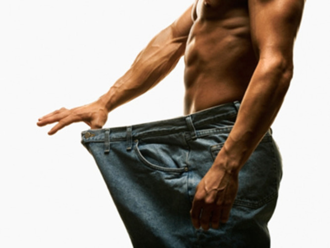 Fotografie muže s velkými kalhoty, který zhubnul