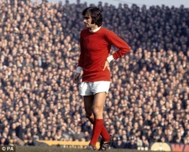 Georges Best: první fotbalová star Snímek fotbalisty před plnou tribunou fotbalistů