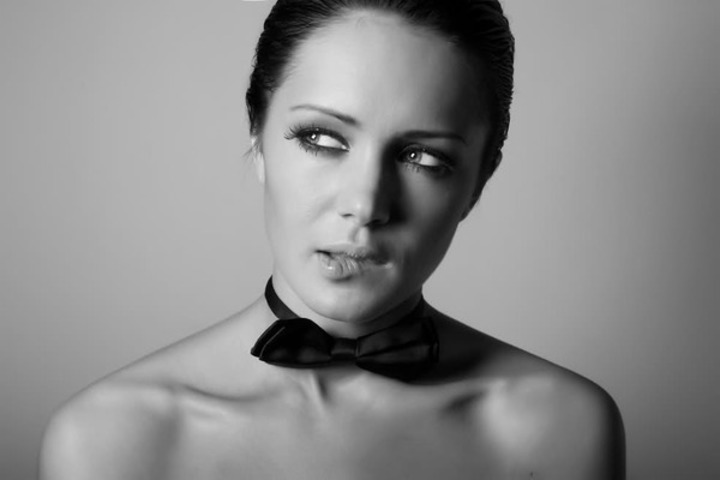 Po čem ženy touží Černobílá fotografie modelky s motýlkem kolem krku