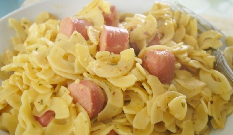 Fotografie zobrazující těstoviny s párkem