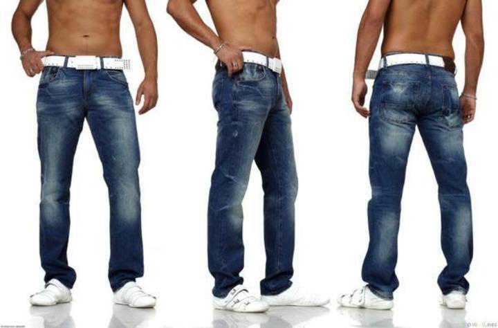 Fotografie mužů, kteří pózují v jeansech