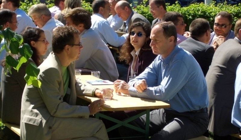 Lidé sedící venku na lavicích